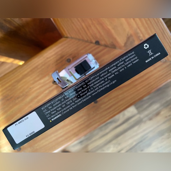 XO Poppy Hold it Wristlet Charm For Smartphones - Picture 3 of 4